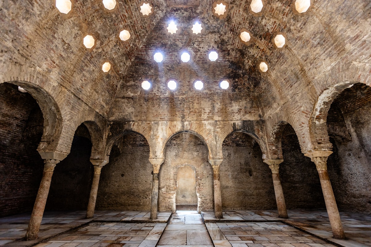 Interior de bodega subterr&aacute;nea de Laguardia