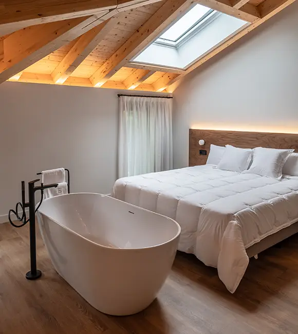 Habitaci&oacute;n interior de Biazteri con cama doble y luz natural