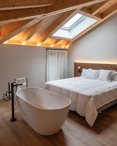 Habitaci&oacute;n de Biazteri con cama doble y armario de madera